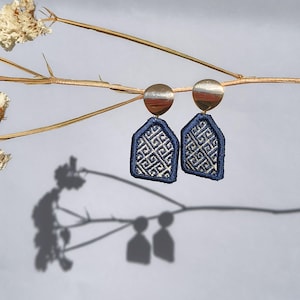 Labirinto: Orecchini con motivo geometrico a chiave greca ricamata - Triangolari