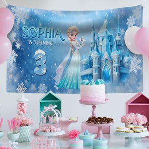 Könnte beinhalten: Eine Geburtstagsparty-Szene mit einem Hintergrund mit einer Prinzessin und einem Schloss. Auf dem Hintergrund steht "Sophia wird 3". Rosa und weiße Luftballons sind links. Der Tisch ist mit Kuchen, Keksen und anderen Leckereien dekoriert.