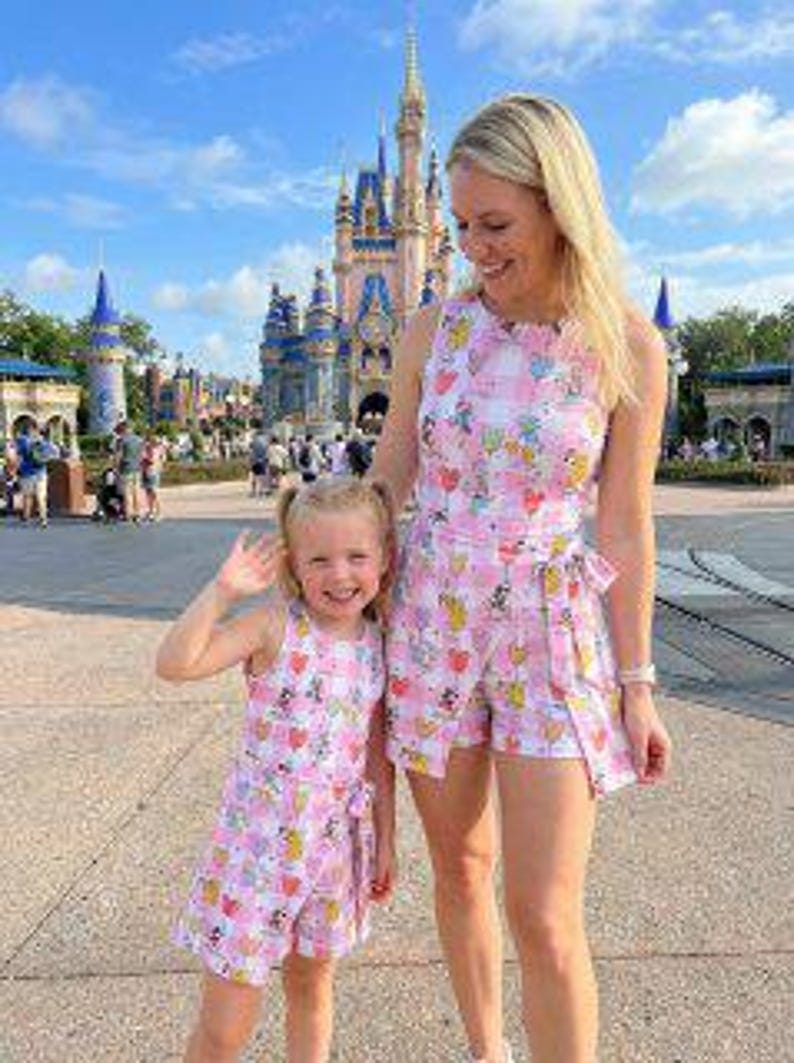 Może przedstawiać: Biały ceramiczny kubek z czarnym uchwytem i napisem "But First, Coffee" czarną, odręczną czcionką. Kubek stoi na białej powierzchni.