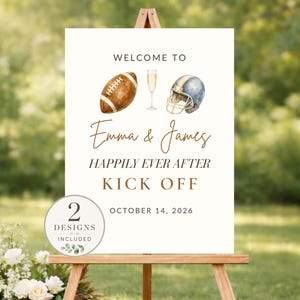 Puede incluir: Un letrero de bienvenida de boda rectangular blanco con un balón de fútbol americano marrón, una copa de champán y un casco de fútbol azul y dorado. El texto dice: WELCOME TO, Emma & James, HAPPILY EVER AFTER, KICK OFF y 14 DE OCTUBRE DE 2026. Una insignia circular indica 2 DESIGNS INCLUDED.