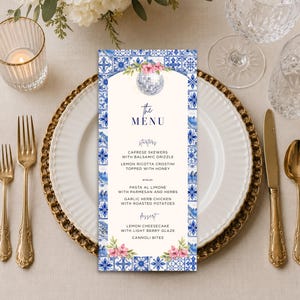 Karta menu urodzinowego Mamma Mia 4x9, edytowalny szablon Canva, menu w niebieskich kafelkach, menu kolacji śródziemnomorskiej, impreza Disco Dancing Queen, cyfrowa
