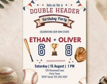 Puede incluir: Una invitación de cumpleaños con temática de béisbol que incluye banderines rojos, blancos y azules, un bate de madera, un trofeo dorado y un guante de cuero. El texto dice Join us for a DOUBLE HEADER Birthday Party, ETHAN, OLIVER, 6, 8 y los detalles.