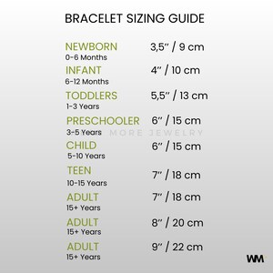 Pode incluir: Um guia de tamanhos de pulseiras com texto em verde e preto. O guia lista tamanhos para rec&eacute;m-nascidos (9 cm) a adultos (22 cm). O guia est&aacute; em um fundo cinza claro.