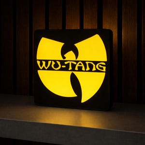 Puede incluir: Una taza de cerámica blanca con un asa negra y el texto "But First, Coffee" en negro, en negrita. La taza está sobre una superficie blanca.