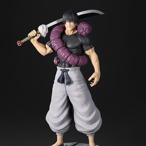 Puede incluir: Figura de acción detallada de un personaje de la serie de anime Jujutsu Kaisen. La figura es de un hombre con una camisa negra y pantalones grises, sosteniendo una espada grande. Una criatura púrpura está envuelta alrededor de su cuello. La figura está sobre una base de piedra.