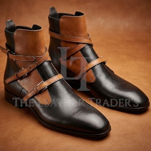 Może przedstawiać: Zestaw trzech ceramicznych kubków z nakrapianym, matowym wykończeniem. Kubki są w odcieniach kremu, jasnoszarym i ciemnoszarym. Każdy kubek ma prosty, minimalistyczny design i zaokrąglony uchwyt.