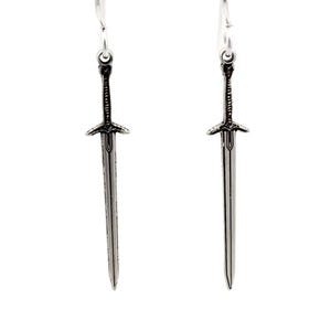 Peut inclure: Une paire de boucles d'oreilles en forme d'&eacute;p&eacute;e argent&eacute;es. Les &eacute;p&eacute;es ont un design d&eacute;taill&eacute; et sont suspendues &agrave; des anneaux argent&eacute;s.