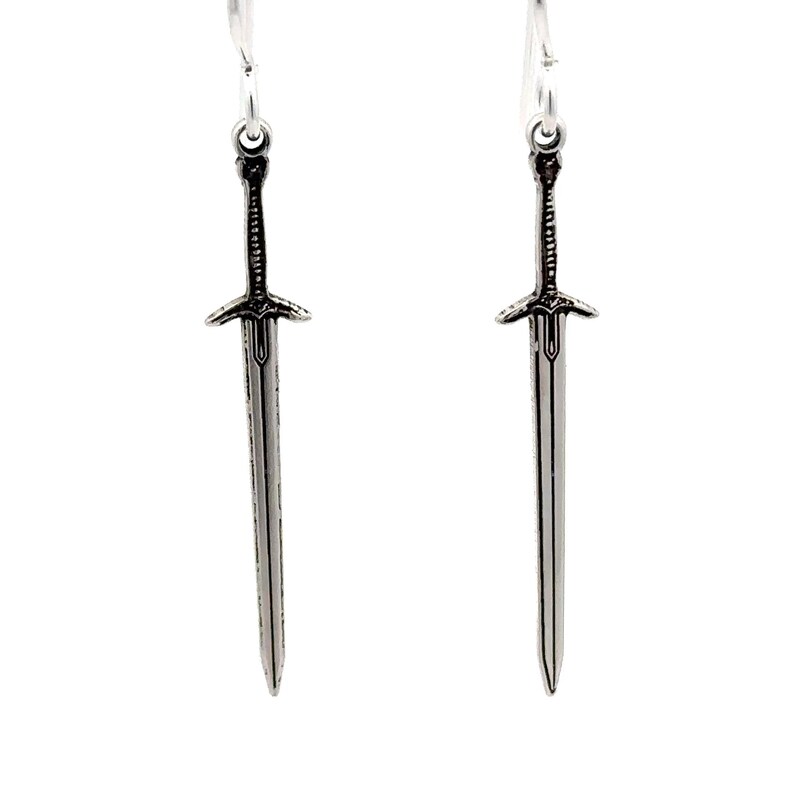 Peut inclure: Une paire de boucles d'oreilles en forme d'&eacute;p&eacute;e argent&eacute;es. Les &eacute;p&eacute;es ont un design d&eacute;taill&eacute; et sont suspendues &agrave; des anneaux argent&eacute;s.