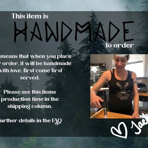 K&ouml;nnte beinhalten: Ein Schild mit dem Text "This item is HANDMADE to order. This means that when you place your order, it will be handmade with love. First come first served. Please see this items production time in the shipping column. Further details in the FAQ." Im Hintergrund arbeitet eine Frau an einem Schmuckst&uuml;ck.