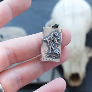 Carte de tarot des arcanes des arcanes du fou avec collier à pendentif en argent sterling - Adoptez l'optimisme et des possibilités infinies