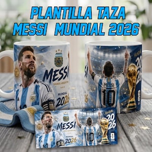 Könnte beinhalten: Zwei weiße Keramiktassen und ein rechteckiger Druck mit Lionel Messi im argentinischen Fußballtrikot. Das Design enthält den Text "PLANTILLA TAZA MESSI MUNDIAL 2026", das AFA-Logo, die Nummer 10 und eine goldene Weltmeisterschaftstrophäe.