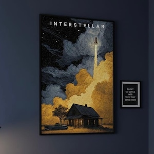 Può includere: Una stampa artistica incorniciata di "Interstellar" raffigura un razzo che si lancia nello spazio sopra una casa e un albero. La stanza presenta un letto con biancheria da letto grigia, un comodino con un modellino di aereo e una piccola citazione incorniciata.