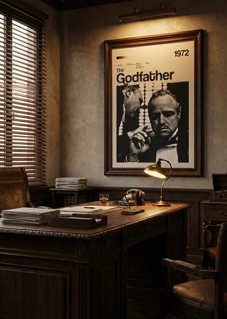 K&ouml;nnte beinhalten: Ein Vintage-B&uuml;ro mit einem gerahmten "Der Pate"-Filmplakat von 1972. Der Raum umfasst einen dunklen Holzschreibtisch mit einer Lampe, einem W&auml;hlscheibentelefon und einem Glas Whisky. Lederst&uuml;hle und Jalousien vervollst&auml;ndigen die klassische &Auml;sthetik.