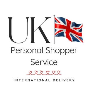 Könnte beinhalten: Auf weißem Hintergrund steht in schwarzer Schrift "UK Personal Shopper Service". Rechts vom Text weht die Flagge des Vereinigten Königreichs. Darunter fünf rote Herzen und der Schriftzug "INTERNATIONAL DELIVERY".