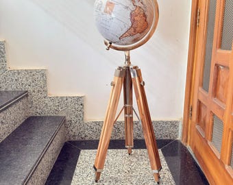 Globus w stylu vintage na drewnianym trójnogu | Dekoracja w formie antycznej mapy świata