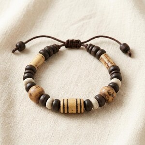 Bracciale da uomo con perline di legno - Bracciale regolabile con cordino tribale Boho Surfer, perline di legno e pietra naturali, regalo di gioielli da festival per lui