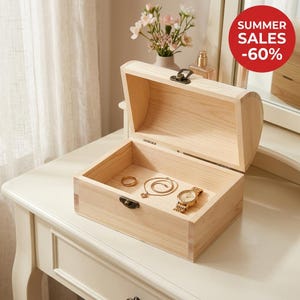 Peut inclure: Un coffre en bois ouvert avec un couvercle bombé et un loquet en métal. À l'intérieur se trouvent une bague dorée, un collier à fine chaîne dorée et une montre-bracelet dorée. Le coffre est en bois clair avec des veines apparentes.
