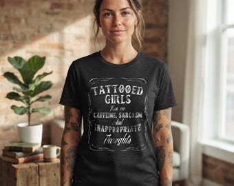 タトゥーガールズシャツ、カフェイン皮肉不適切な思考グラフィックTシャツ