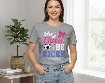 サッカーママTシャツ、彼女は応援する、彼はキックするグラフィックTシャツ、スポーツママへのギフト