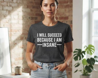 私は狂っているから成功するんだTシャツ、モチベーションを高める皮肉なグラフィックTシャツ