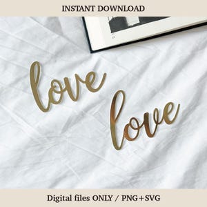 Op de afbeelding: Twee goudkleurige "love" uitsparingen in cursief schrift op een witte stoffen achtergrond. De woorden zijn in een vloeiend schrift geschreven. De afbeelding bevat ook de tekst "INSTANT DOWNLOAD" en "Digital files ONLY / PNG+SVG".