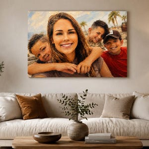 Peut inclure: Une impression sur toile rectangulaire représentant le portrait peint d'une femme aux longs cheveux bruns souriant, entourée par deux jeunes enfants qui l'enlacent, l'un portant une casquette sombre et un t-shirt rouge sur fond de plage.
