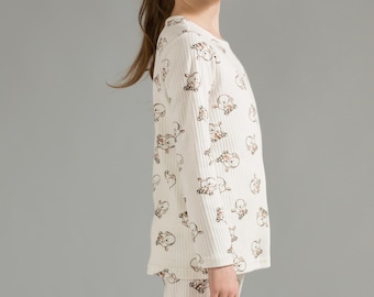 バニープリントのキッズパジャマセット｜リブ編みコットンパジャマ