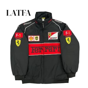 Könnte beinhalten: Schwarze Ferrari-Rennjacke mit roten und weißen Akzenten. Mit Ferrari-Logo, F-1-Patches und Sponsorenlogos. Die Jacke hat einen hohen Kragen und einen durchgehenden Reißverschluss.