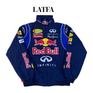 Puede incluir: Chaqueta de carreras azul marino con varios logotipos de patrocinadores, incluyendo "Red Bull", "Infiniti" y "Geox Total". La chaqueta tiene un cuello alto y detalles en rojo, amarillo y blanco. El texto "LATFA" está impreso en la parte superior.
