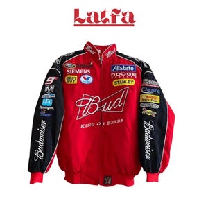 Puede incluir: Chaqueta de carreras roja y negra con el logotipo de Budweiser y parches de patrocinadores. La chaqueta tiene cremallera completa, puños de canalé y el texto "KING OF BEERS". Las mangas son negras con el logotipo de Budweiser.