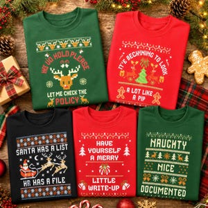 Peut inclure: Cinq sweat-shirts à col rond avec des imprimés graphiques sur le thème des fêtes. Le vert porte l'inscription 'HO HO HOLD PLEASE LET ME CHECK THE POLICY', le rouge 'IT'S BECHYMIING TO LOOK A LOT LIKE A PIP', le noir 'SANTA HAS A LIST HR HAS A FILE', le rouge 'HAVE YOURSELF A MERRY LITTLE WRITE-UP', et le vert 'NAUGHTY NICE DOCUMENTED'.