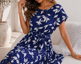 Vestido midi floral, corte en A, cintura alta, manga corta, plisado, un atuendo elegante para las vacaciones.