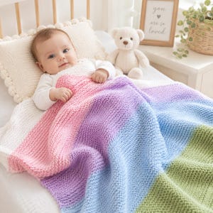 Può includere: Una coperta per neonati lavorata a maglia a mano con strisce orizzontali in bianco, rosa tenue, lavanda, azzurro e verde salvia. La coperta presenta un motivo a legaccio testurizzato ed è realizzata in filato morbido per un neonato a riposo.