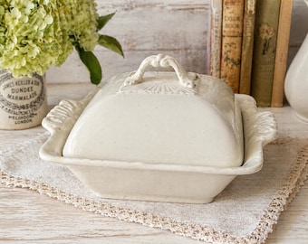 Mantequera antigua con tapa de John Maddock Sons, Royal Semi Porcelain, Inglaterra.