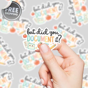 Może przedstawiać: Kolorowa naklejka z napisem "but did you DOCUMENT it?" zawiera ilustracje jabłka, ołówka i notatnika. Naklejka jest trzymana w dłoni, z innymi naklejkami w tle. Naklejka została zaprojektowana z zabawną czcionką i pastelowymi kolorami.