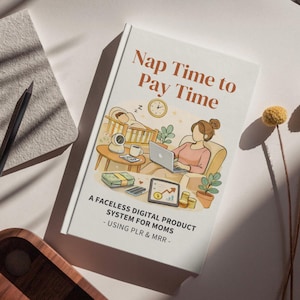 Könnte beinhalten: Ein Buch mit dem Titel "Nap Time to Pay Time" mit einer Illustration einer Frau, die an einem Laptop arbeitet, während ein Baby in einer Krippe schläft. Das Buchcover enthält auch den Text "A Faceless Digital Product System for Moms - Using PLR & MRR".