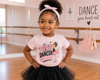 小さなダンサー、大きなエネルギーの幼児用シャツ｜バレエ幼児用シャツ｜ダンス教室の衣装｜小さなバレリーナTシャツ｜ダンス発表会のギフト