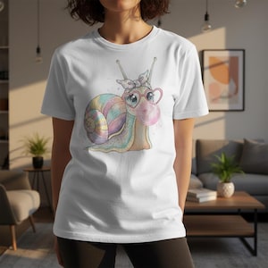 Könnte beinhalten: Weißes T-Shirt mit einer skurrilen Illustration einer Schnecke, die eine herzförmige Brille und eine Schleife trägt und eine Kaugummiblase bläst. Das Schneckenhaus ist mit Pastellfarben gestreift. Ein lustiges und verspieltes Design.