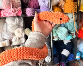 Serpiente de peluche de ganchillo