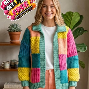 Pode incluir: Um cardigan colorido em patchwork em tons de verde-azulado, amarelo, rosa e laranja. O suéter de malha tem gola e mangas compridas. A imagem inclui o texto "BUY 1 GET 1 FREE" e "BUY 2 GET 2 FREE".