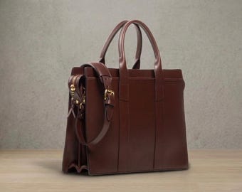 Maletín profesional de cuero color chocolate con cremallera y doble fuelle para portátil.