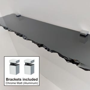 Puede incluir: Una taza de cerámica blanca con un asa negra y el texto "But First, Coffee" en negro, con una fuente de estilo manuscrito. La taza está sobre una superficie blanca.