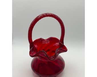 Cesta vintage de cristal esmaltado rojo rubí de Fenton con asa retorcida y diseño en espiral.