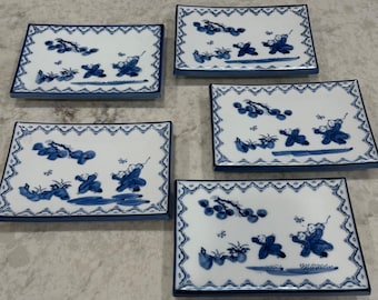 Juego de 5 platos de porcelana japonesa vintage azul y blanca con niños jugando.