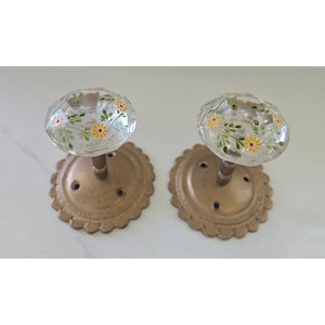 Tiradores de cortina de cristal estilo vintage, pomos de puerta con base de latón y margaritas pintadas a mano (2 unidades)