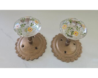 Tiradores de cortina de cristal estilo vintage, pomos de puerta con base de latón y margaritas pintadas a mano (2 unidades)