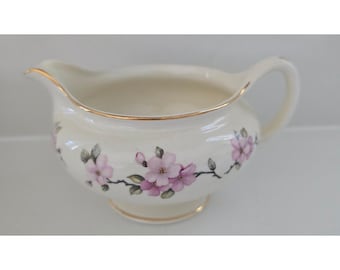 Brocca per panna vintage Nautilus color guscio d'uovo, rosa con decorazioni floreali e finiture dorate, prodotta negli Stati Uniti e in Cina.