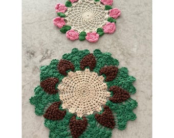 Set di 2 tovagliette vintage all'uncinetto fatte a mano con rose rosa e pizzo a forma di pigna.