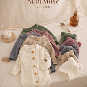 Peut inclure: Une collection de vêtements pour bébés, comprenant plusieurs barboteuses en tricot torsadé de couleur crème, beige, bleu, rose et vert. Des bonnets assortis avec des oreilles d'ours sont également présentés. La marque "MiniMuse Atelier" est visible en haut.