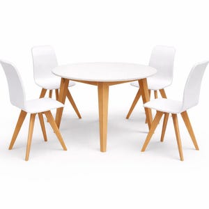 Può includere: Un tavolo da pranzo rotondo bianco con quattro sedie bianche abbinate. Il tavolo ha gambe in legno chiaro e le sedie hanno gambe in legno chiaro e un design dello schienale curvo. Il set è su sfondo bianco.